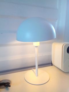White mushroom-shaped metal minimalist table lamp