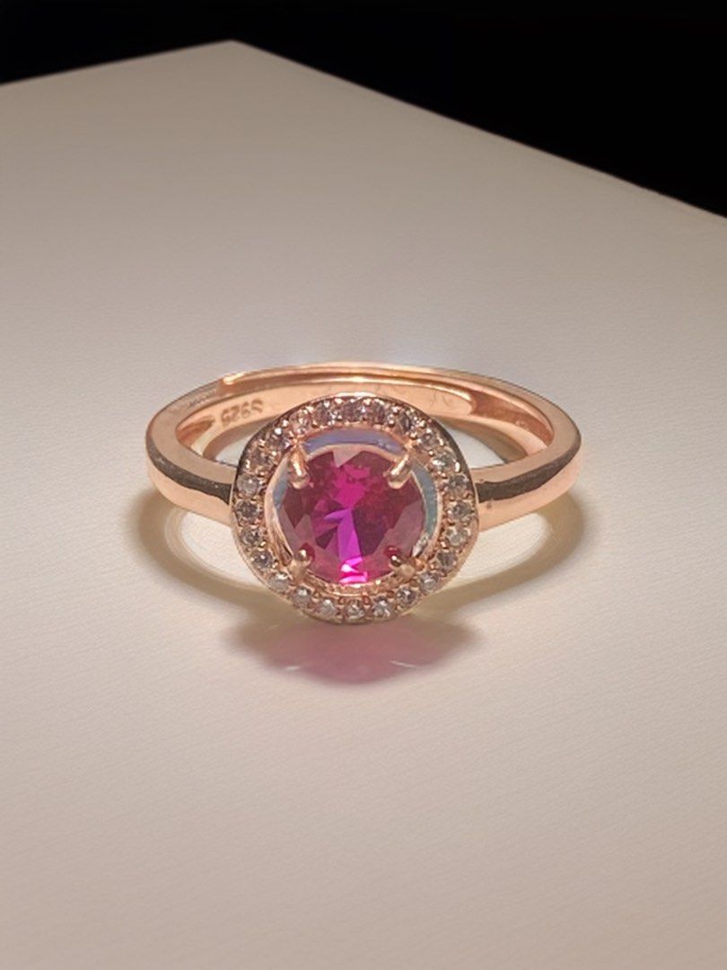 1ct Authentic ruby ring （分類：飾物及配件）位於 Hong Kong。 由 lagracejew87962 提交（商品編號 1251725927，圖片 1）。簡介： Natural ruby 1 carat heated 925 sterling with 18k rose gold plating With certificate proof of the stone Adjustable ring size Origin : Mozambique 。