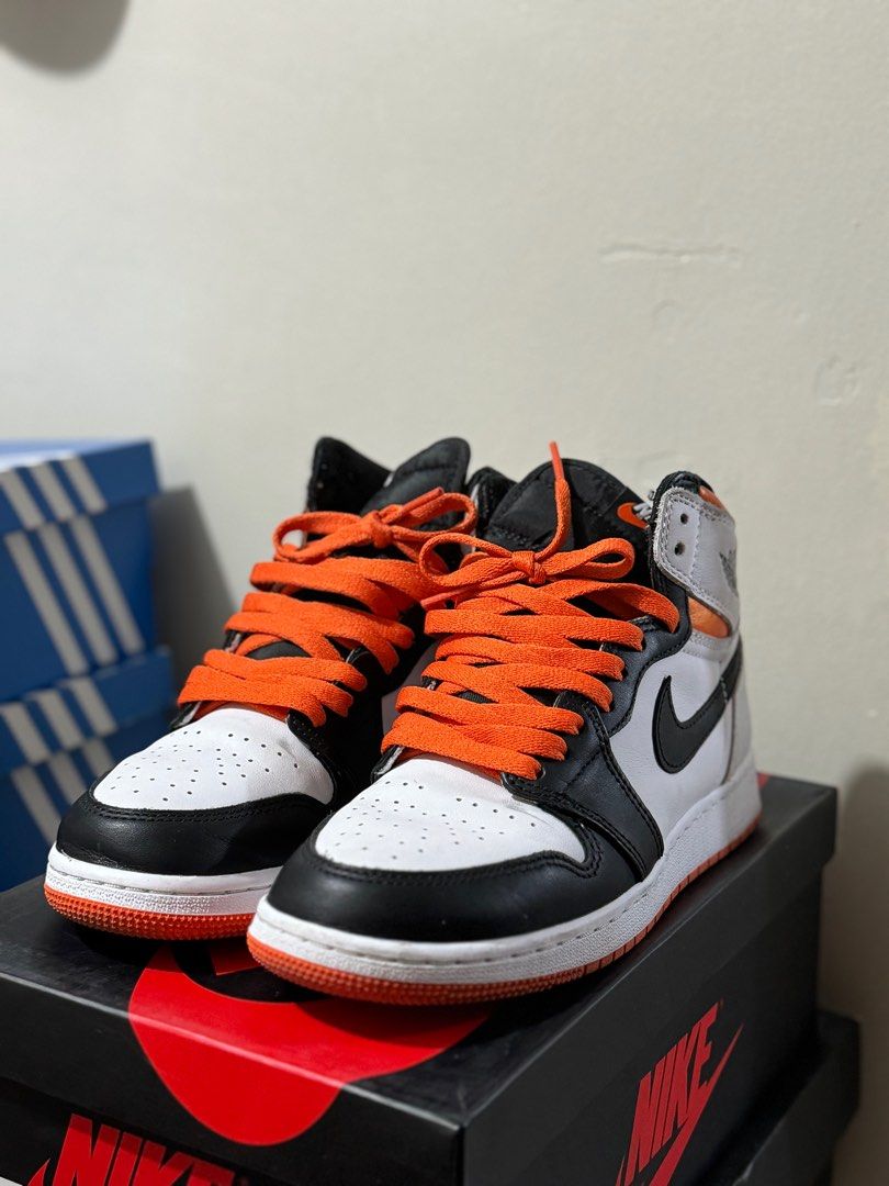 AIR JORDAN 1 “Electro Orange” 6.5Y (Category: Sneakers) located in Manila. Submitted by rox2345 (Listing ID 1296433083, Image 1). Description: Jordan 1 Electro Orange 6.5y or 8W Like new With free black and white laces RFS: Decluttering.