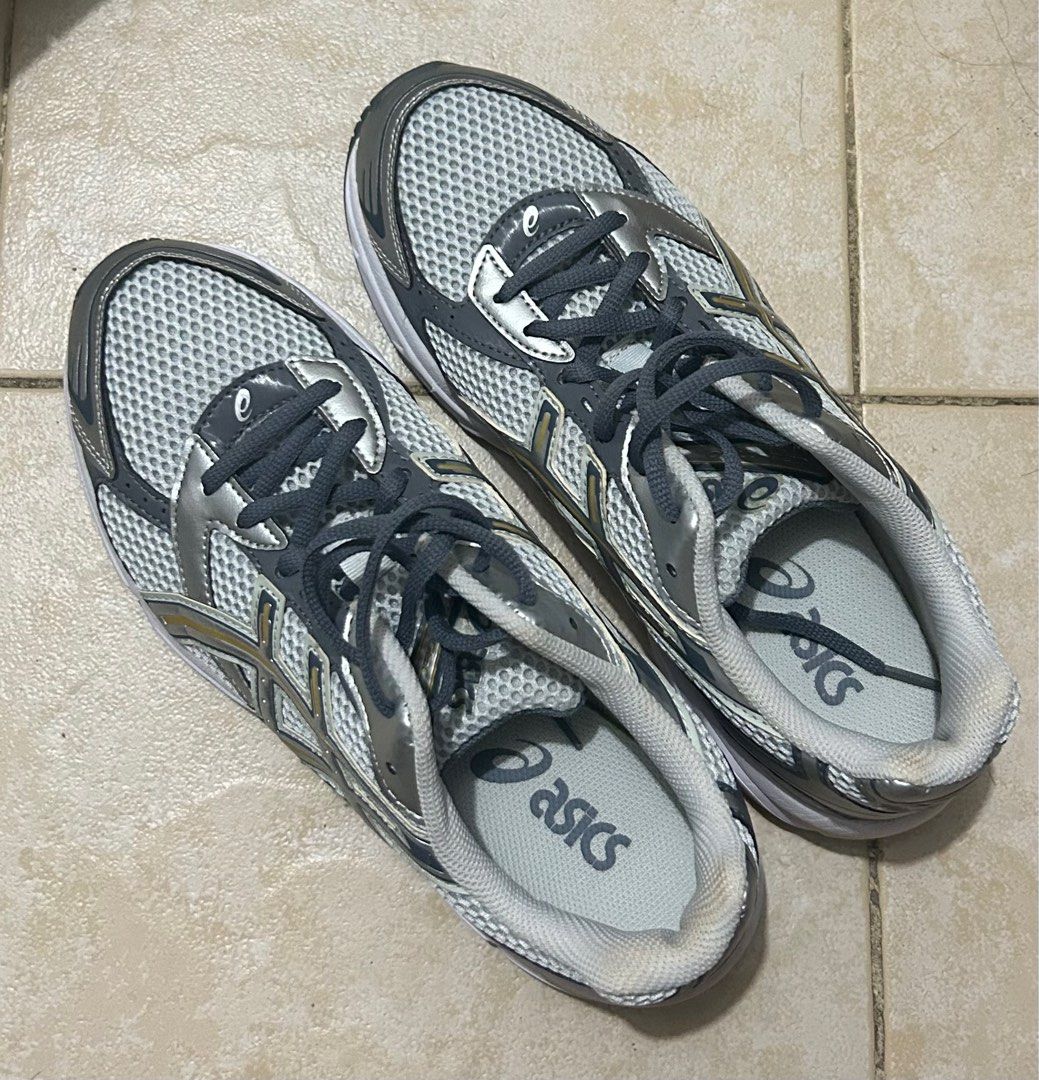 Asics Gel 1130 trainers in silver and gold