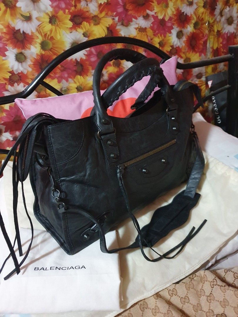 Authentic balenciag bag (Category: Luxury Bags & Wallets) located in Makati City. Submitted by britishheart (Listing ID 1297213388, Image 3). Description: selling this authentic balenciaga handbag with complete cards and orig dustbag..bag is unused. black khol color..