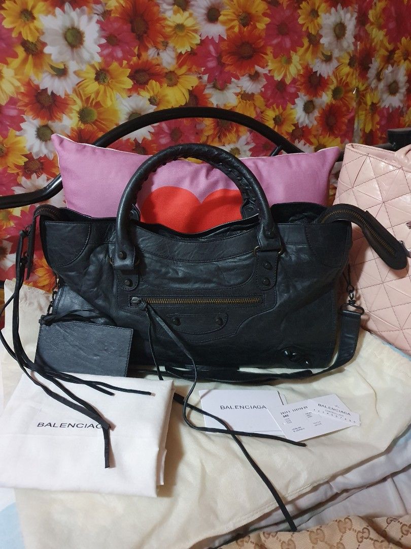 Authentic balenciag bag (Category: Luxury Bags & Wallets) located in Makati City. Submitted by britishheart (Listing ID 1297213388, Image 2). Description: selling this authentic balenciaga handbag with complete cards and orig dustbag..bag is unused. black khol color..