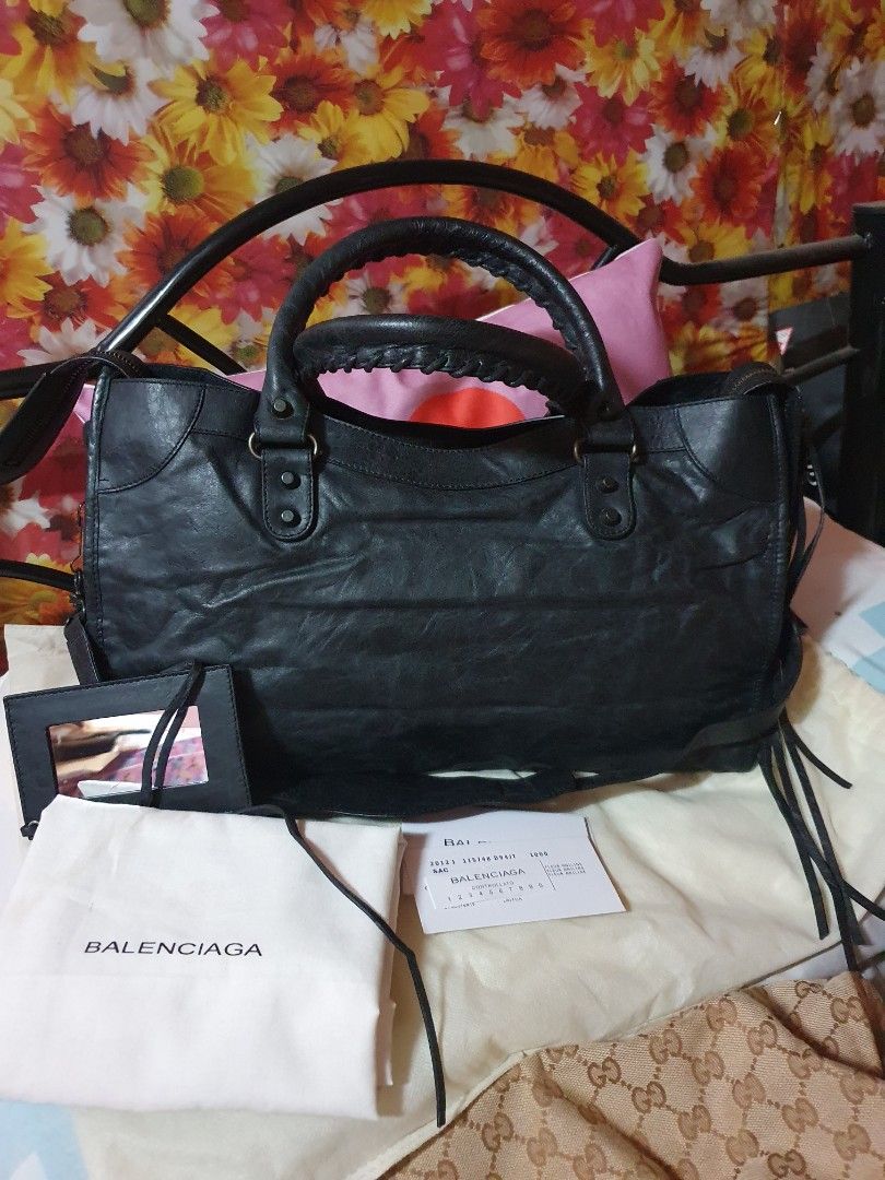 Authentic balenciag bag (Category: Luxury Bags & Wallets) located in Makati City. Submitted by britishheart (Listing ID 1297213388, Image 1). Description: selling this authentic balenciaga handbag with complete cards and orig dustbag..bag is unused. black khol color..