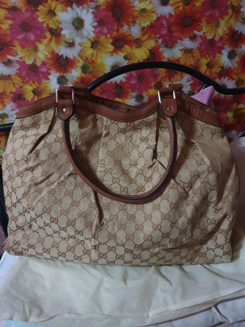 Authentic gucci large sukey bag (Category: Luxury Bags & Wallets) located in Makati City. Submitted by britishheart (Listing ID 1297214498, Image 2). Description: selling this almost new gucci sukey karge tote bag..nice also for travelling as handcarry on plane travel..