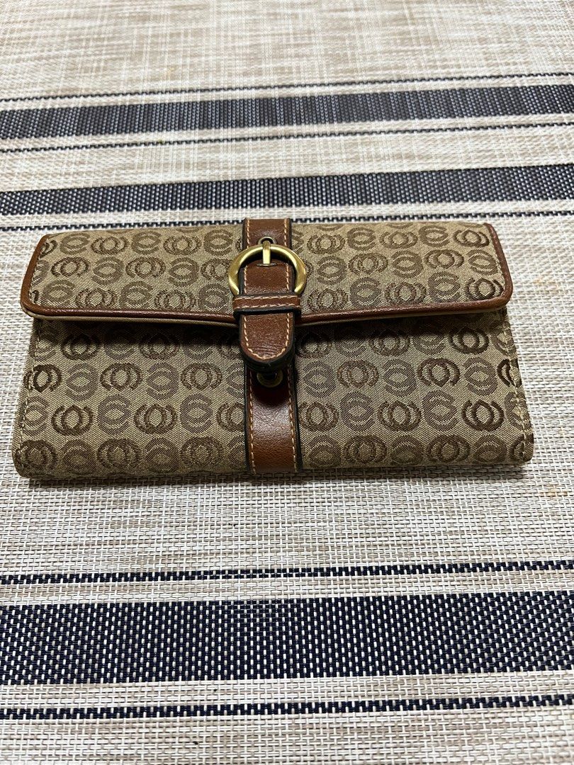Brown wallet (Category: Wallets & Card holders) located in Quezon City. Submitted by peg905 (Listing ID 1297085900, Image 1). Description: Like new. Hindi pa nagamit .