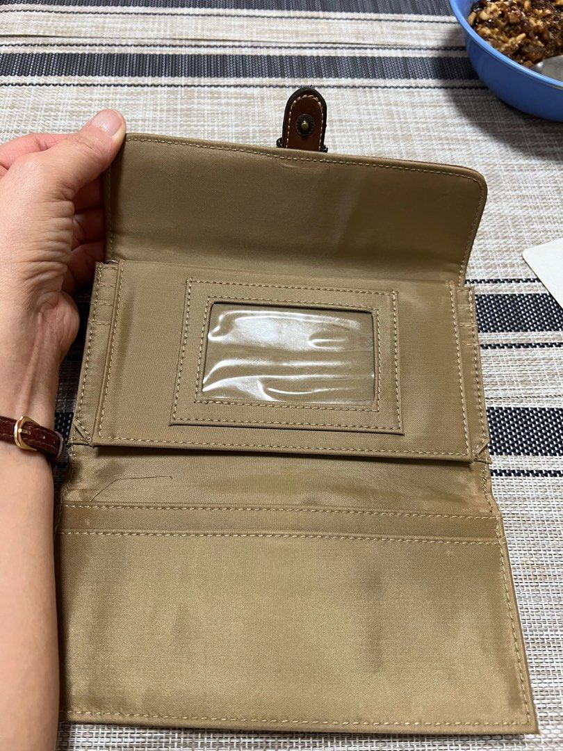 Brown wallet (Category: Wallets & Card holders) located in Quezon City. Submitted by peg905 (Listing ID 1297085900, Image 3). Description: Like new. Hindi pa nagamit .