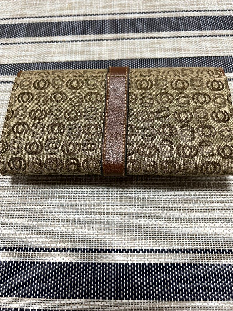 Brown wallet (Category: Wallets & Card holders) located in Quezon City. Submitted by peg905 (Listing ID 1297085900, Image 2). Description: Like new. Hindi pa nagamit .