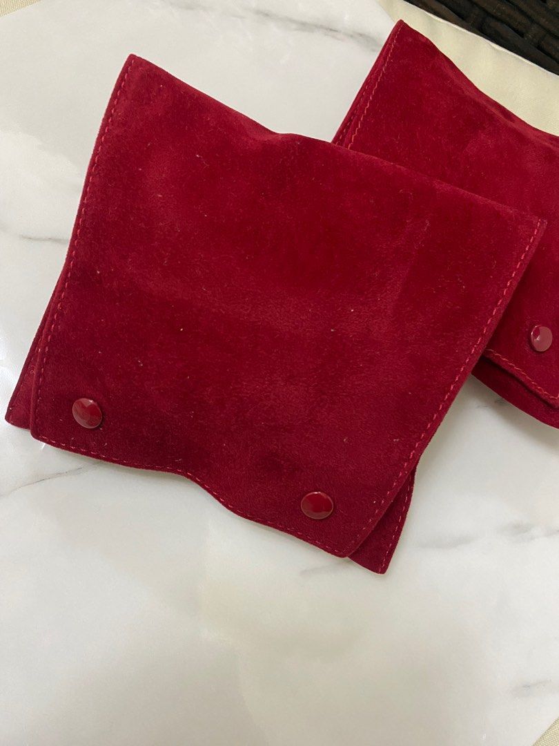 Cartier Watch Travel Pouch (Category: Luxury Bags & Wallets) located in Quezon City. Submitted by clicksmileph (Listing ID 1297206169, Image 2). Description: Cartier Travel Pouch 2,500 Php only Original Original Original Protect and secure your Cartier watch from dust and sharp objects. LBC Cash on Delivery Nationwide Lalamove - Bank transfer.