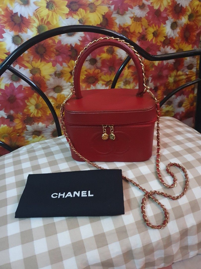 Chanel vanity shoulder bag (Category: Luxury Bags & Wallets) located in Makati City. Submitted by britishheart (Listing ID 1297201623, Image 3). Description: preloved authentic chanel thus selling low since no.certificate..very stylishbin red genuine.chanel trademark leather material.very well used..