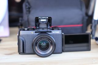 Fujifilm XT-100 SLR STYLE Mirrorless Vlogging Camera