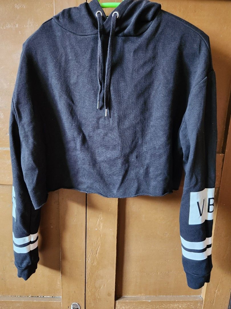 H&M Divided Crop top Jacket (Category: Coats, Jackets and Outerwear) located in Boac. Submitted by maeleynes (Listing ID 1297090712, Image 1). Description: .