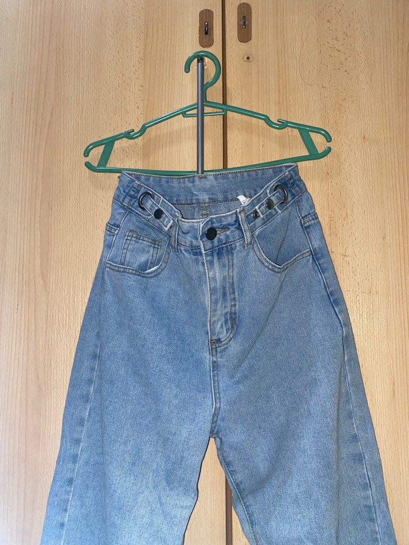 Light Blue Highwaisted Denim Jeans (Category: Jeans) located in Manila. Submitted by espasells (Listing ID 1297195267, Image 1). Description: - size 26-27 - no flaws .