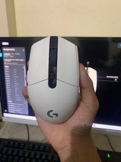 Black/White Logitech G304 wireless gaming mouse 