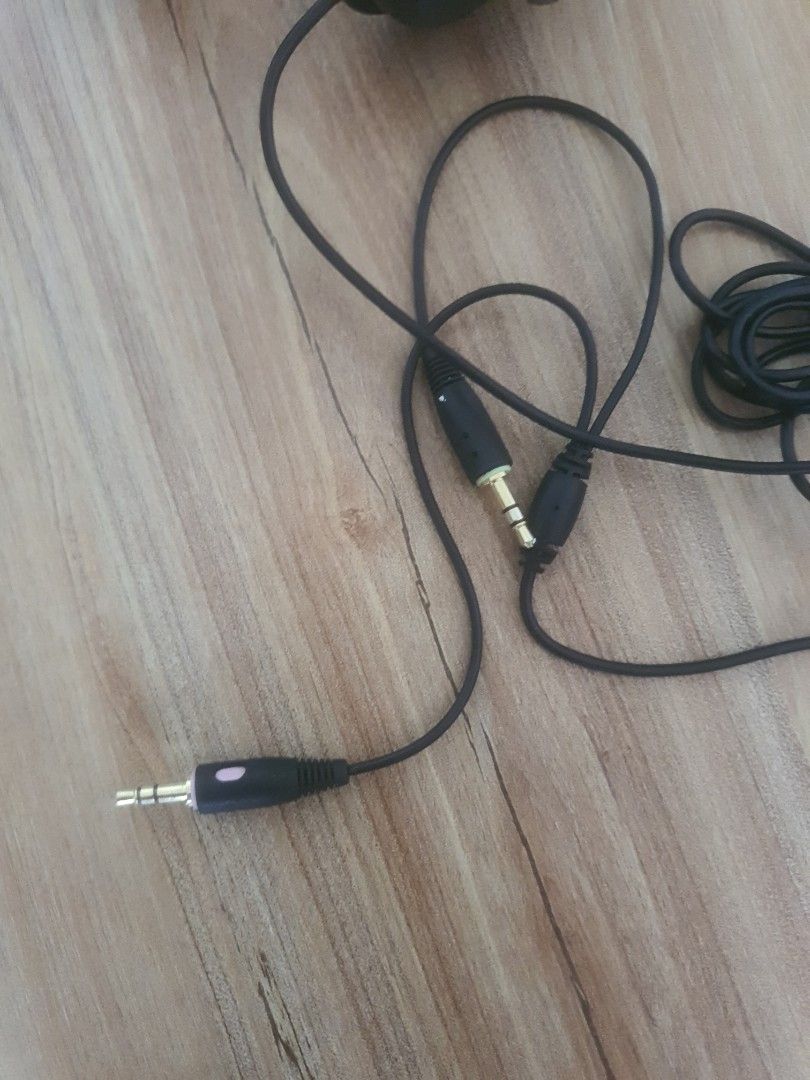 Logitech headset (Category: Headphones & Headsets) located in Klang. Submitted by scractor69 (Listing ID 1297106048, Image 3). Description: logitech headset for sale RM20 bought for school but never used has a mic.