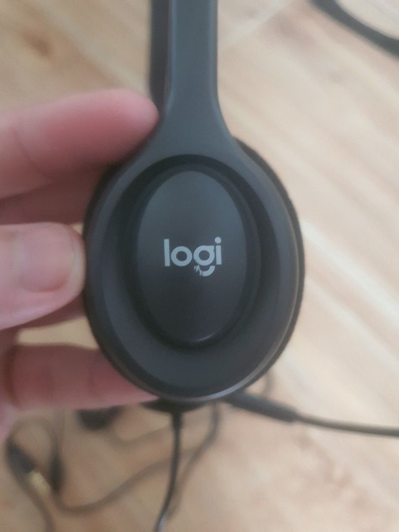 Logitech headset (Category: Headphones & Headsets) located in Klang. Submitted by scractor69 (Listing ID 1297106048, Image 2). Description: logitech headset for sale RM20 bought for school but never used has a mic.