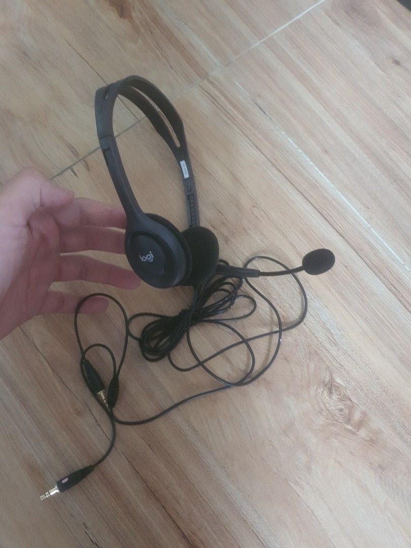Logitech headset (Category: Headphones & Headsets) located in Klang. Submitted by scractor69 (Listing ID 1297106048, Image 1). Description: logitech headset for sale RM20 bought for school but never used has a mic.