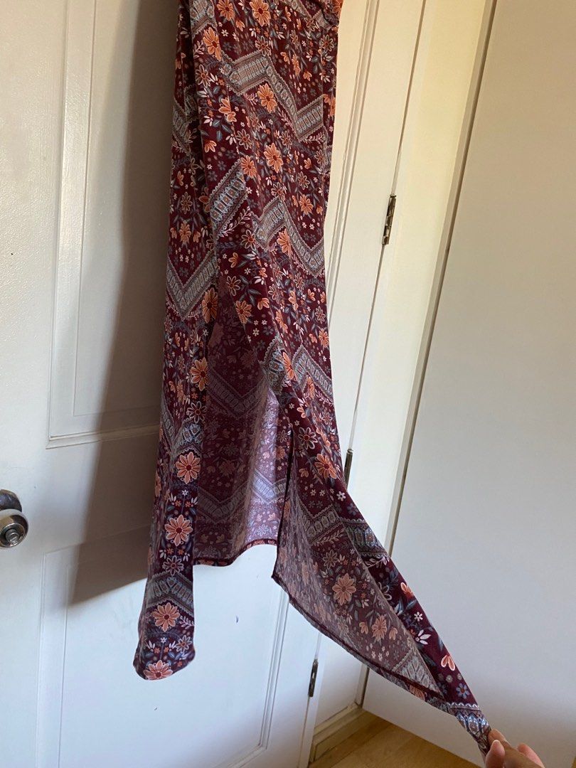 Maxi Skirt (Category: Skirts) located in Paranaque City. Submitted by yard_army (Listing ID 1297134657, Image 3). Description: Imported Maxi Skirt Floral print in maroon color Size M on tag, can fit a Large (garterized waist) Approx 39” in length 27” waist when laid flat Double slits (on each side) Nice fit No stains.