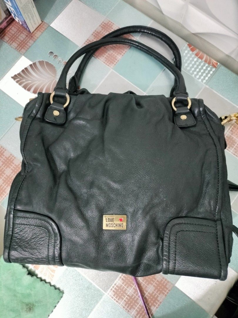 Moschino 2way (Category: Luxury Bags & Wallets) located in Manila. Submitted by beabi041582 (Listing ID 1297150635, Image 3). Description: original moschino 2way bag, soft leather fresh hardwares.