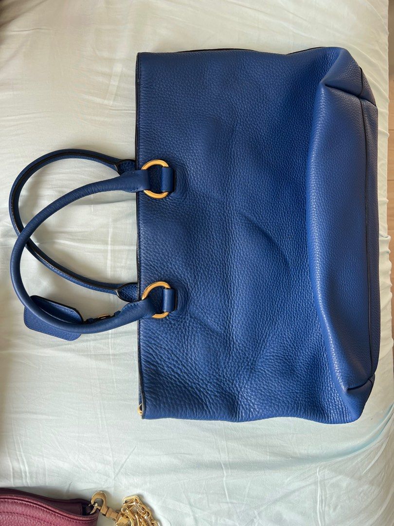 Prada （分類：手袋及銀包）位於 Hong Kong。 由 leolam37 提交（商品編號 1297101337，圖片 3）。簡介： 有非常輕微使用痕跡。 Calfskin 33x32.5x14cm 2160500439231 肩背帶：missed 適合男女。