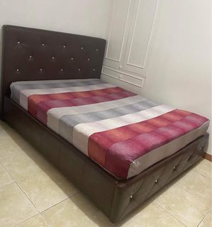 Queen size bed frame and foam