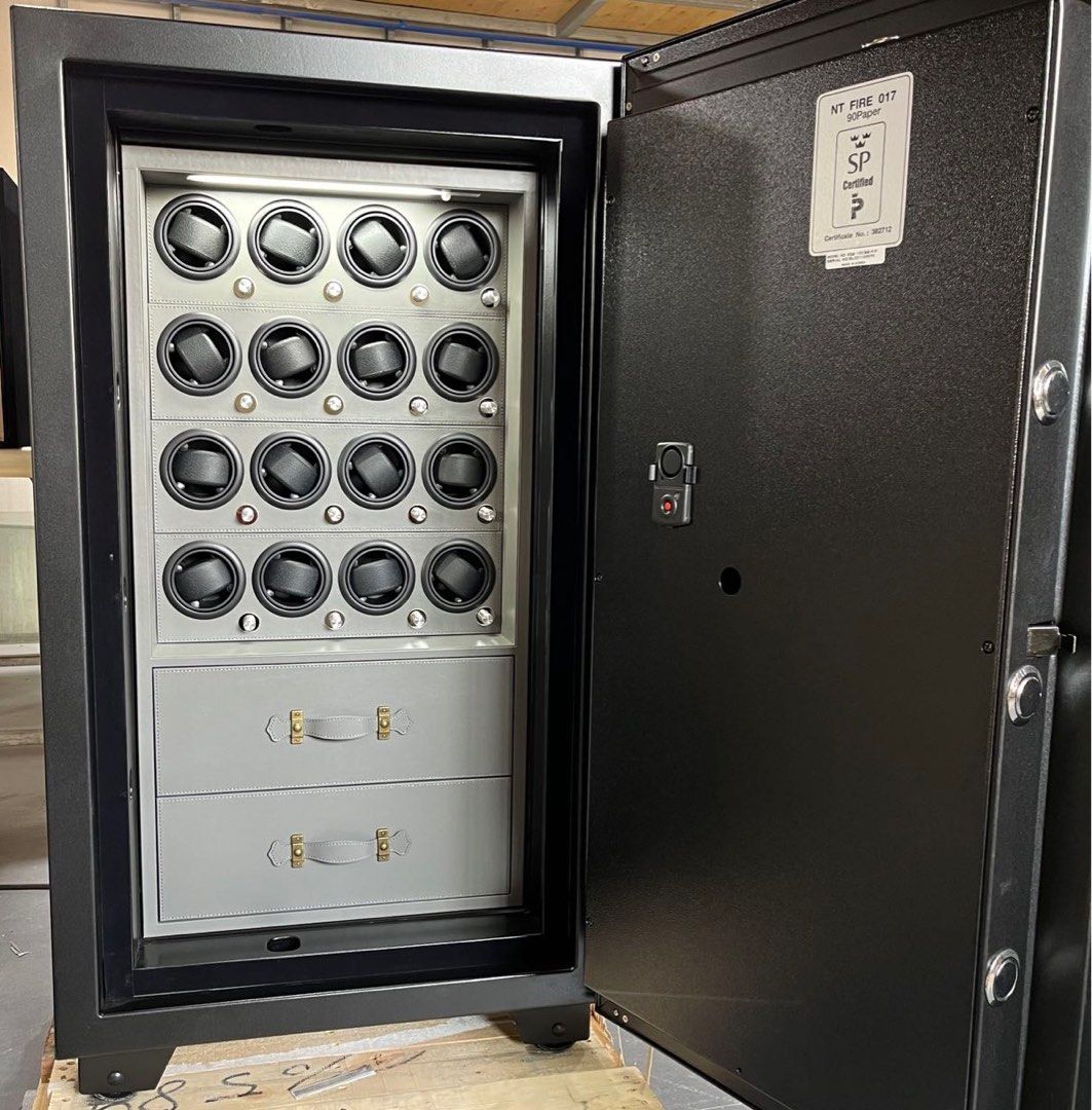 Custom watch winder outlet