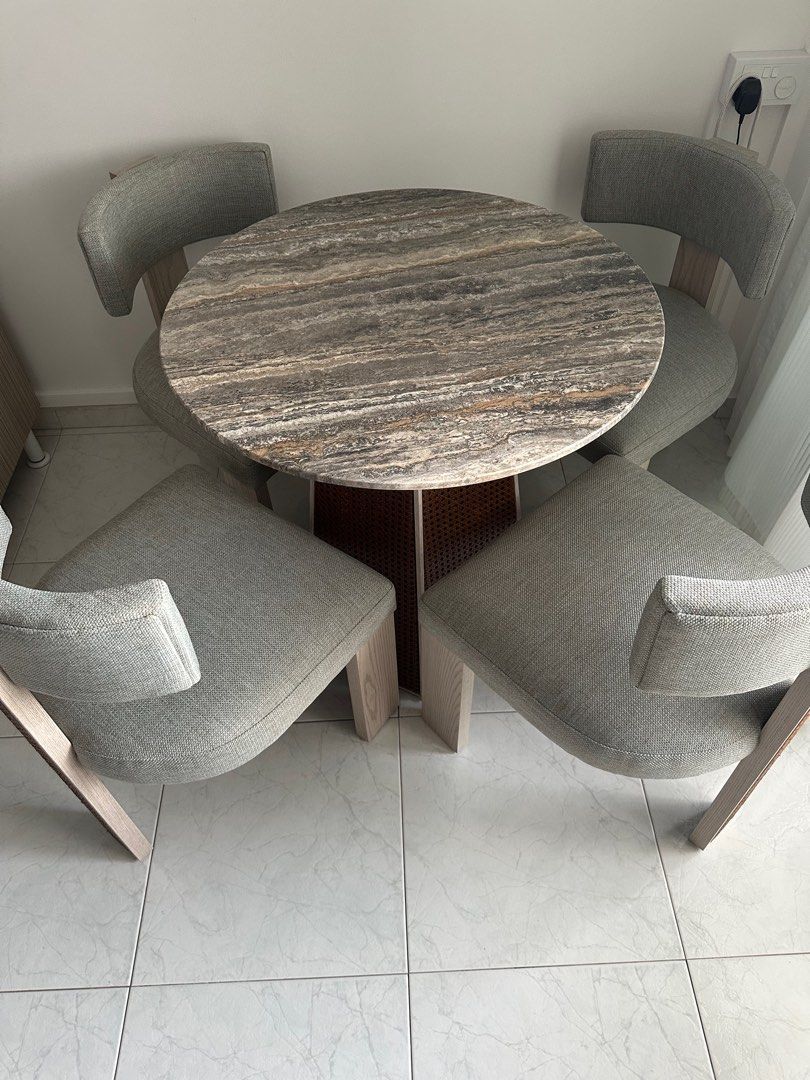 Round Table (Category: Tables & Sets) located in Singapore. Submitted by totallygems (Listing ID 1297098865, Image 1). Description: 1 table and 4 chair arrange ur own transport.