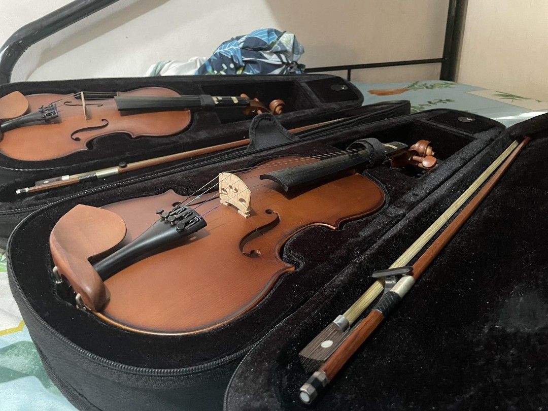 Astrings Violin size 3/4 (1 LEFT) (Category: Musical Instruments) located in Manila. Submitted by buttfingerer5000 (Listing ID 1297309984, Image 2). Description: hindi na kasi ako gumagamit ng violin eh, I stopped using the instrument after a year. I realized na hindi pala sa'kin ang violin. nasa guitar na nakatutok utak ko 😭🙏 kaya sana maging useful 'to sa pag-iipon ko at mapakanibangan na ng iba. (para sa savings ko sa iphone 12. maraming sal