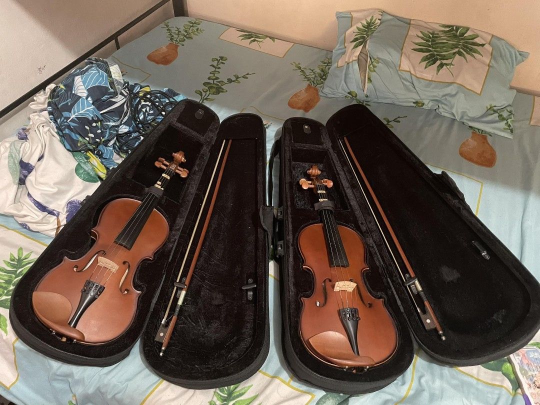 Astrings Violin size 3/4 (1 LEFT) (Category: Musical Instruments) located in Manila. Submitted by buttfingerer5000 (Listing ID 1297309984, Image 3). Description: hindi na kasi ako gumagamit ng violin eh, I stopped using the instrument after a year. I realized na hindi pala sa'kin ang violin. nasa guitar na nakatutok utak ko 😭🙏 kaya sana maging useful 'to sa pag-iipon ko at mapakanibangan na ng iba. (para sa savings ko sa iphone 12. maraming sal
