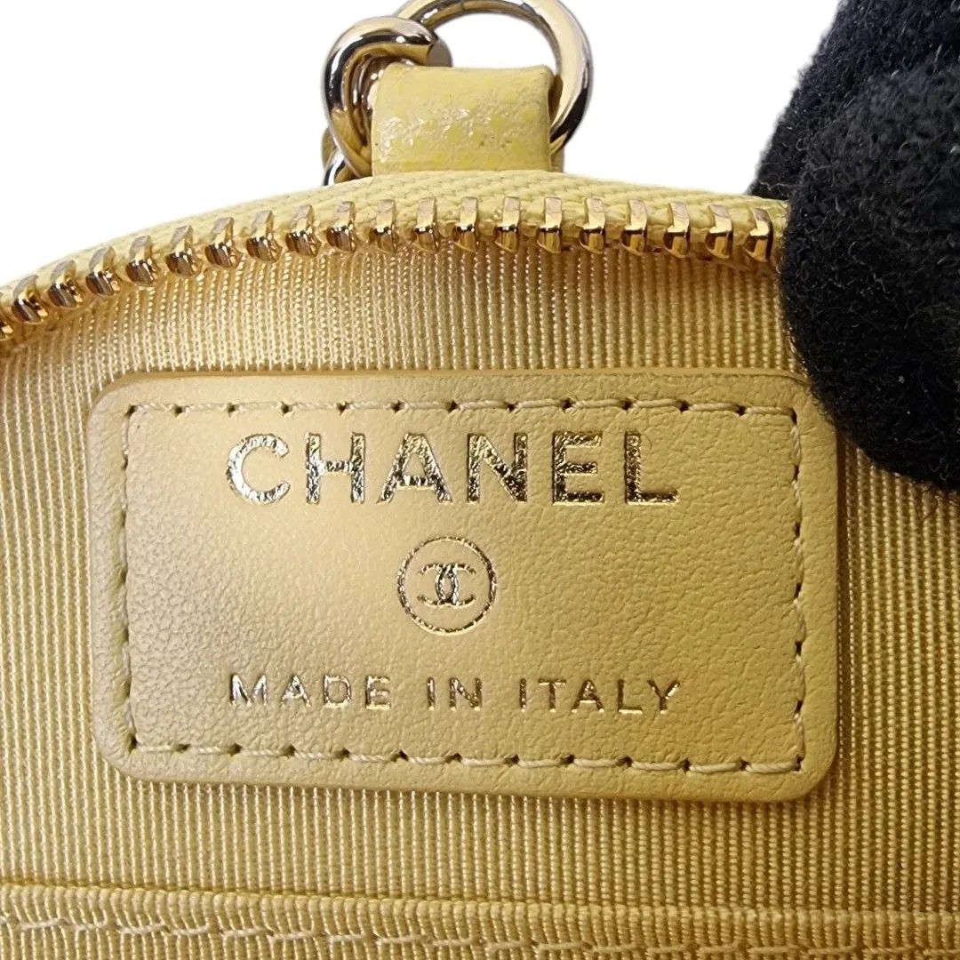 Authentic CHANEL Round O case Medium (Category: Luxury Bags & Wallets) located in Quezon City. Submitted by manerarestorationservices (Listing ID 1297246657, Image 2). Description: still nego for cash buyer Money back Guarantee 💯% Guaranteed authentic *Brand: CC Round O case --NO HOLO-- hence selling low *Materials: Caviar Leather *Color: Yellow *Size: Medium *Condition: 9/10 -Used * Inclusions: box dustbag Open for LAYAWAY 20% down payment 80% 