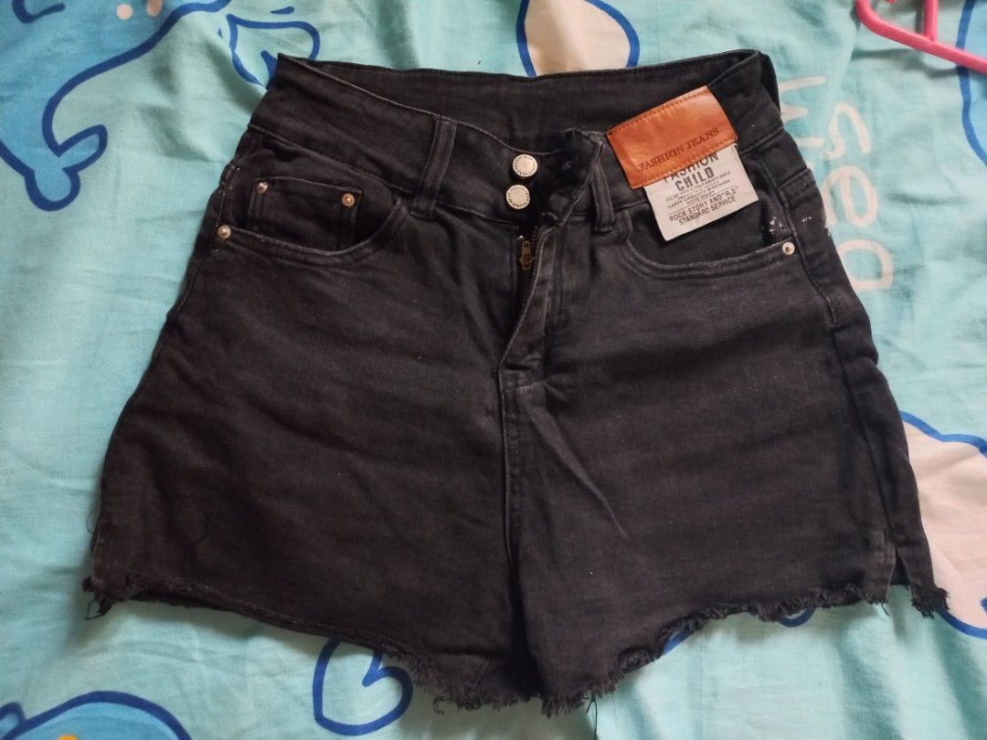 Black highwaist maong shorts (Category: Shorts) located in Quezon City. Submitted by dnise028 (Listing ID 1297265666, Image 1). Description: Measurements: Length: 14.5 inches Waistline: 27 inches Flaws seen in the pic 😊.