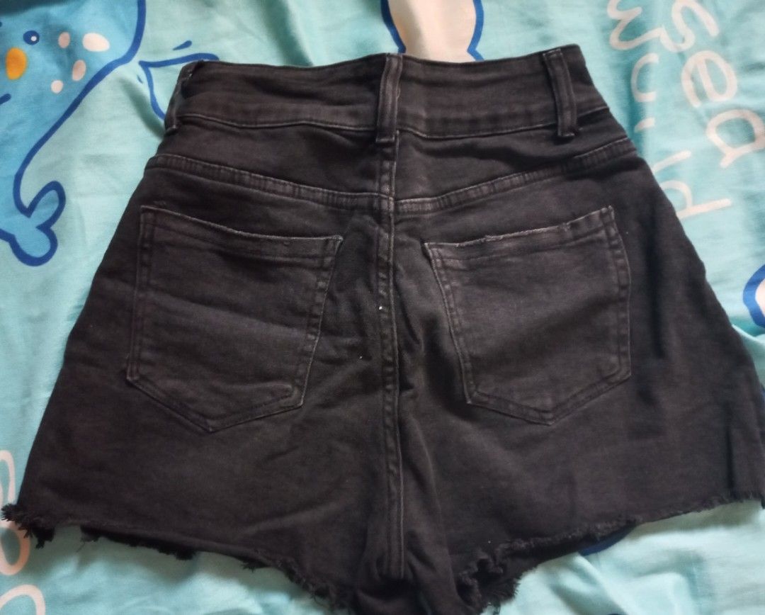Black highwaist maong shorts (Category: Shorts) located in Quezon City. Submitted by dnise028 (Listing ID 1297265666, Image 2). Description: Measurements: Length: 14.5 inches Waistline: 27 inches Flaws seen in the pic 😊.