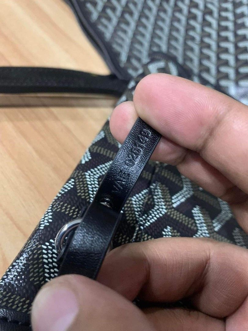 Goyard tote bag (Category: Luxury Bags & Wallets) located in General Santos City (Dadiangas). Submitted by braverabbit.67 (Listing ID 1297377838, Image 2). Description: what you see is what you get!💯💯 like New! Coded✅ medium size ~sTore entry.