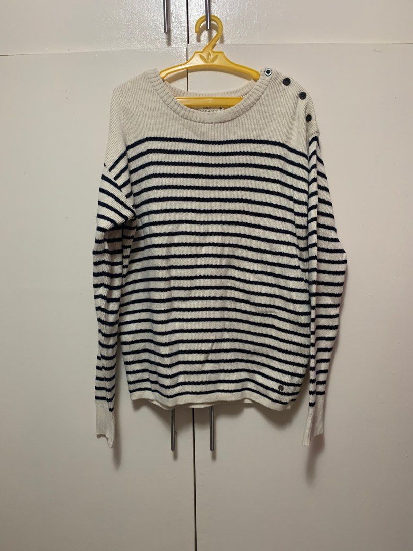 Label of Graded Goods Sweater (Category: Coats, Jackets and Outerwear) located in Pasay City. Submitted by parker26 (Listing ID 1297285539, Image 1). Description: •Stripes Sweater •Thick •Never Used •RFS- too many sweater •Medium to Large.