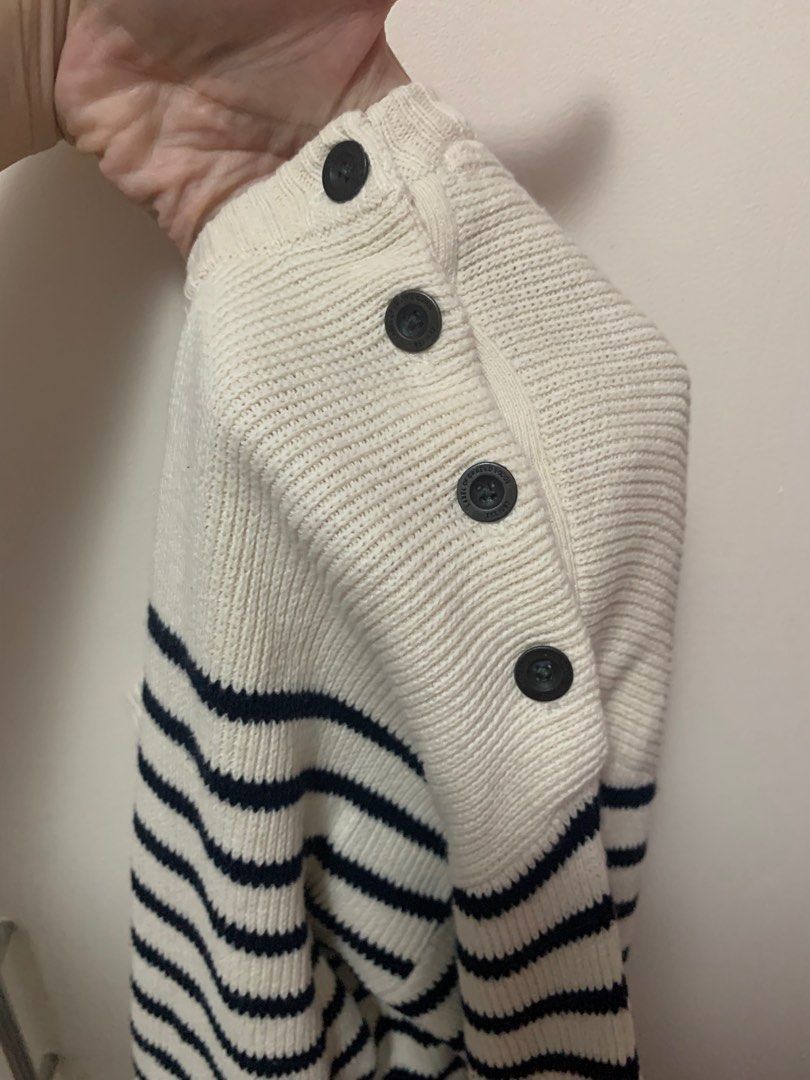 Label of Graded Goods Sweater (Category: Coats, Jackets and Outerwear) located in Pasay City. Submitted by parker26 (Listing ID 1297285539, Image 2). Description: •Stripes Sweater •Thick •Never Used •RFS- too many sweater •Medium to Large.