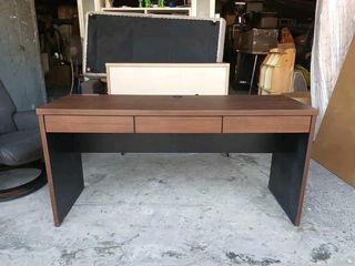 Office table/desk
Price: 6500

L50 x W20 x H29
In good condition
Code LJ 640