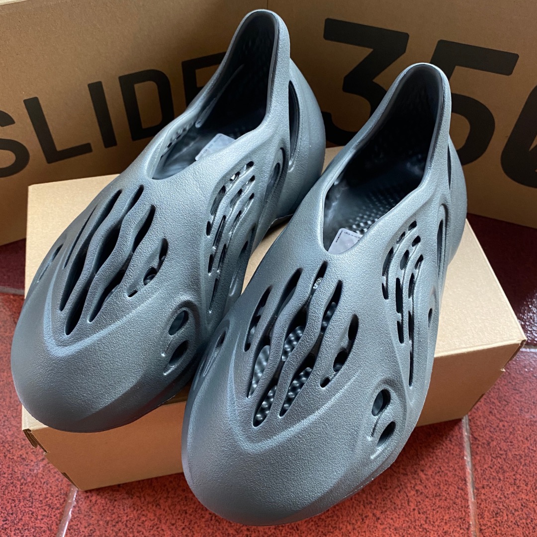 SEPATU SANDAL ADIDAS YEEZY YZY FOAM RNR RUNNER CARBON IG5349 43 
