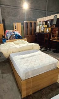 Single Bed Set, Good as New
Branded from Japan, Pre-loved
Materials: Solid Wood, Prelaminated Particle Board, Mattress (Foam)

Size:
80.5" L x 39" W x 23" H (15" / 8")

Remarks
* Good as New
* Minor Scratches