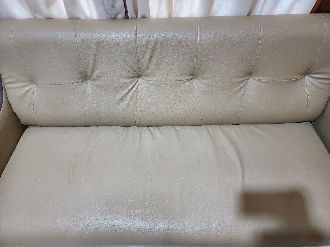 Sofas (Category: Sofas) located in Kota Bharu. Submitted by dezander79 (Listing ID 1297250648, Image 3). Description: Condition 8.5/10 leather dah tukar yg baru Barang ada selagi iklan ada!.