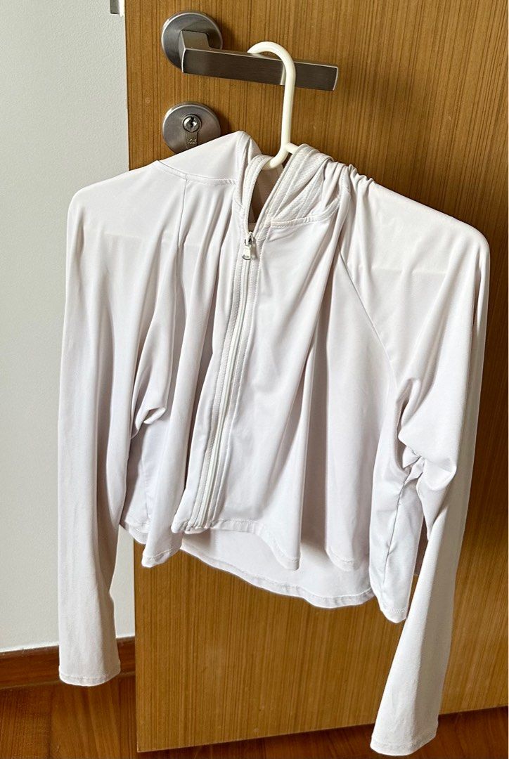 Sun protection jacket (Category: Coats, Jackets and Outerwear) located in Singapore. Submitted by wikipedia_ (Listing ID 1297272296, Image 1). Description: Colour: White.
