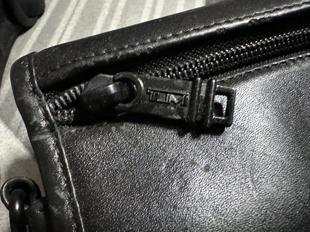Tumi Leather Bag (Category: Briefcases) located in Pasig City. Submitted by jmabp (Listing ID 1297332946, Image 2). Description: Rare all leather Tumi bag, all hardware complete and working, spacious and expandable.