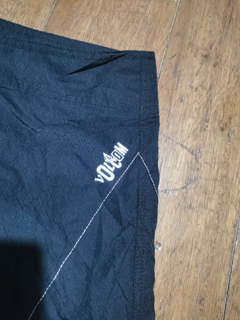 Volcom boardshorts (Category: Swim Trunks & Board Shorts) located in Lapu Lapu. Submitted by cryptocoryne (Listing ID 1297362079, Image 2). Description: Volcom boardshorts 32-33 x 18 excellent condition minor issue see last pic.