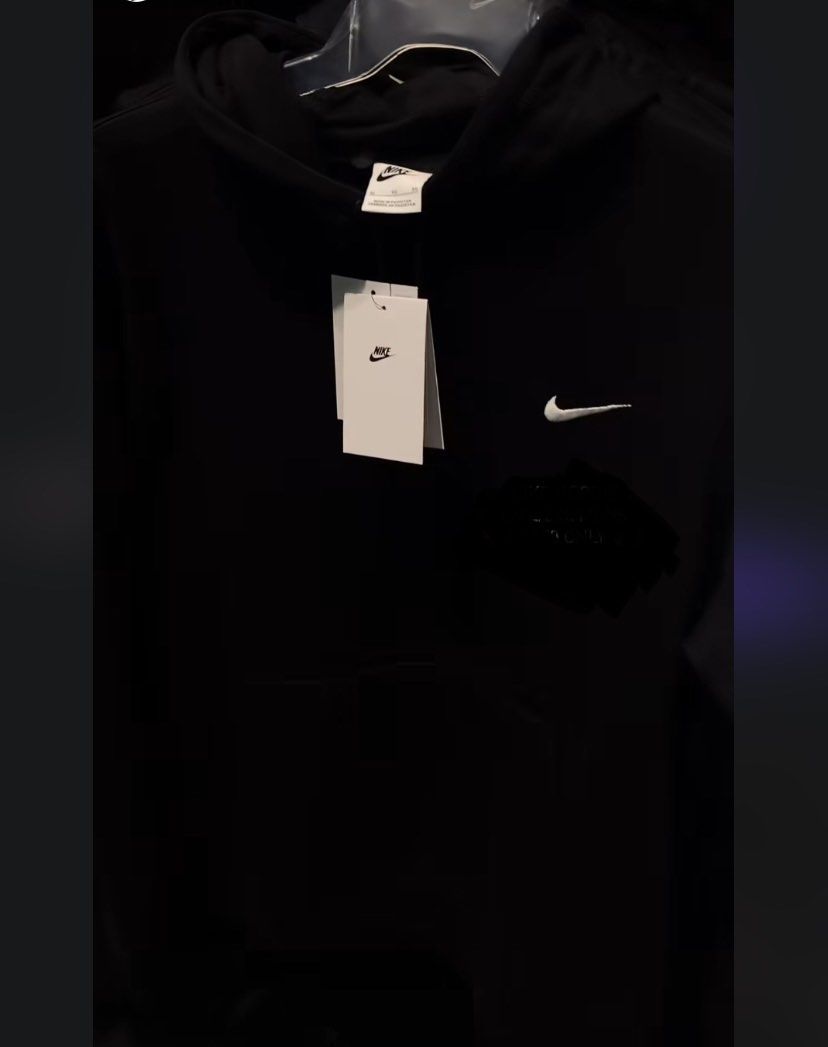 ‼️ Nike Hoodie (Category: Coats, Jackets and Outerwear) located in Manila. Submitted by declutterwithmepls (Listing ID 1297521323, Image 2). Description: ✅ Used once ✅ Size: Large ✅ Could be unisex ✅ Hoodie same with photo but without zipper .