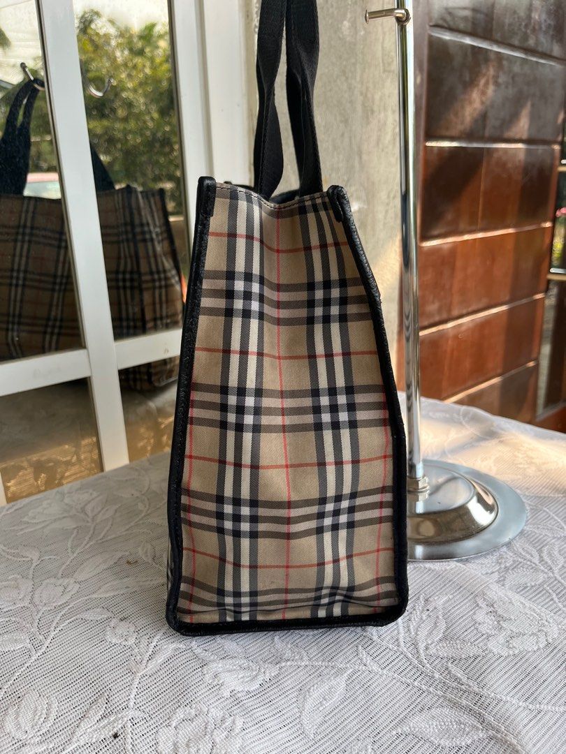 authentic burberry hand bag (Category: Luxury Bags & Wallets) located in Cabanatuan. Submitted by lambertodette (Listing ID 1297448555, Image 3). Description: authentic burberry hand bag medium size.