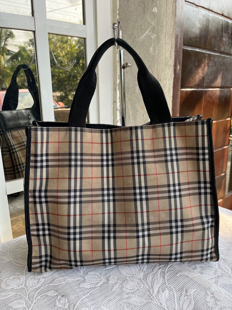 authentic burberry hand bag (Category: Luxury Bags & Wallets) located in Cabanatuan. Submitted by lambertodette (Listing ID 1297448555, Image 2). Description: authentic burberry hand bag medium size.