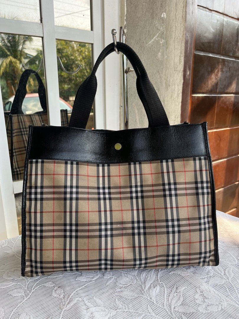 authentic burberry hand bag (Category: Luxury Bags & Wallets) located in Cabanatuan. Submitted by lambertodette (Listing ID 1297448555, Image 1). Description: authentic burberry hand bag medium size.
