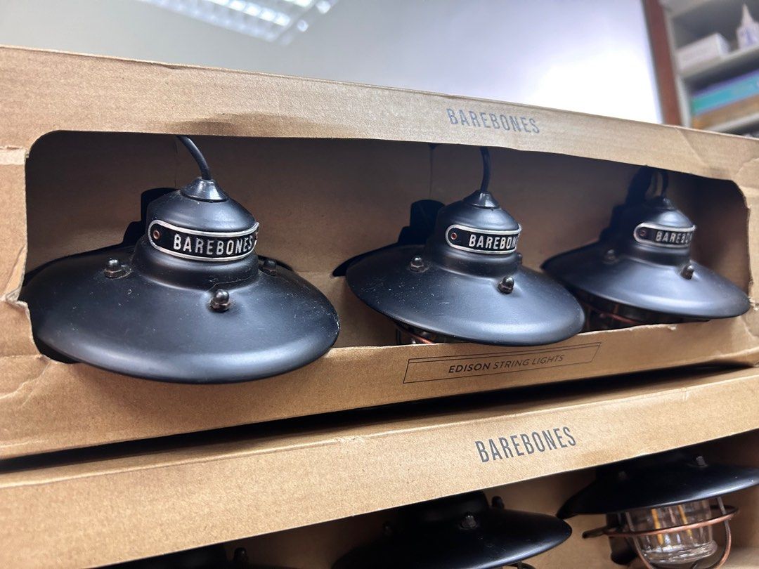 BAREBONES Edison String Lights （分類：燈飾）位於 Hong Kong。 由 paperchaser30 提交（商品編號 1297443472，圖片 3）。簡介： 520 for 3 (1 set) 1000 for 6 (2 set) Original USD70 per set US Brand, vintage lights , used for camping/outdoors USB powered Three LED Edison lights connect by a single cord to make for easy hanging and styling. Connect up to two Edison String Light sets together for brighter appeal. Lights must be powered by an external USB power source. 。