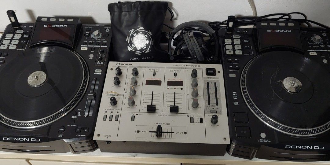 CDJ & Mixer Denon DN-SC3900 With Pioneer DJM300S, Hobbies & Toys
