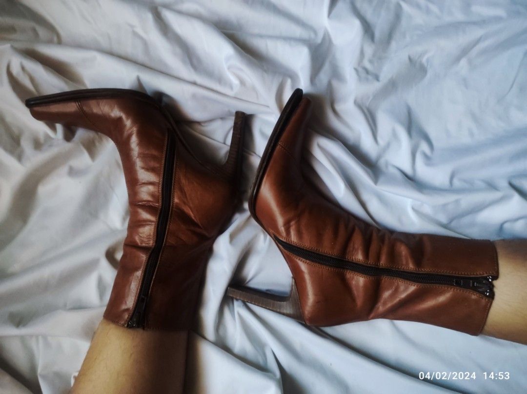 CHARLES DAVID BOOTS (MADE IN ITALY) (Category: Boots) located in Rizal. Submitted by browk.ph (Listing ID 1297421199, Image 1). Description: Feel free to make an offer 🙂 Major decluttering Size: 6.5 women's Flaws: Signs of usage. One noticeable flaw on the last pic but can be fixed easily. Check their website to see the prices of their boots: https://charlesdavid.com/collections/boots.
