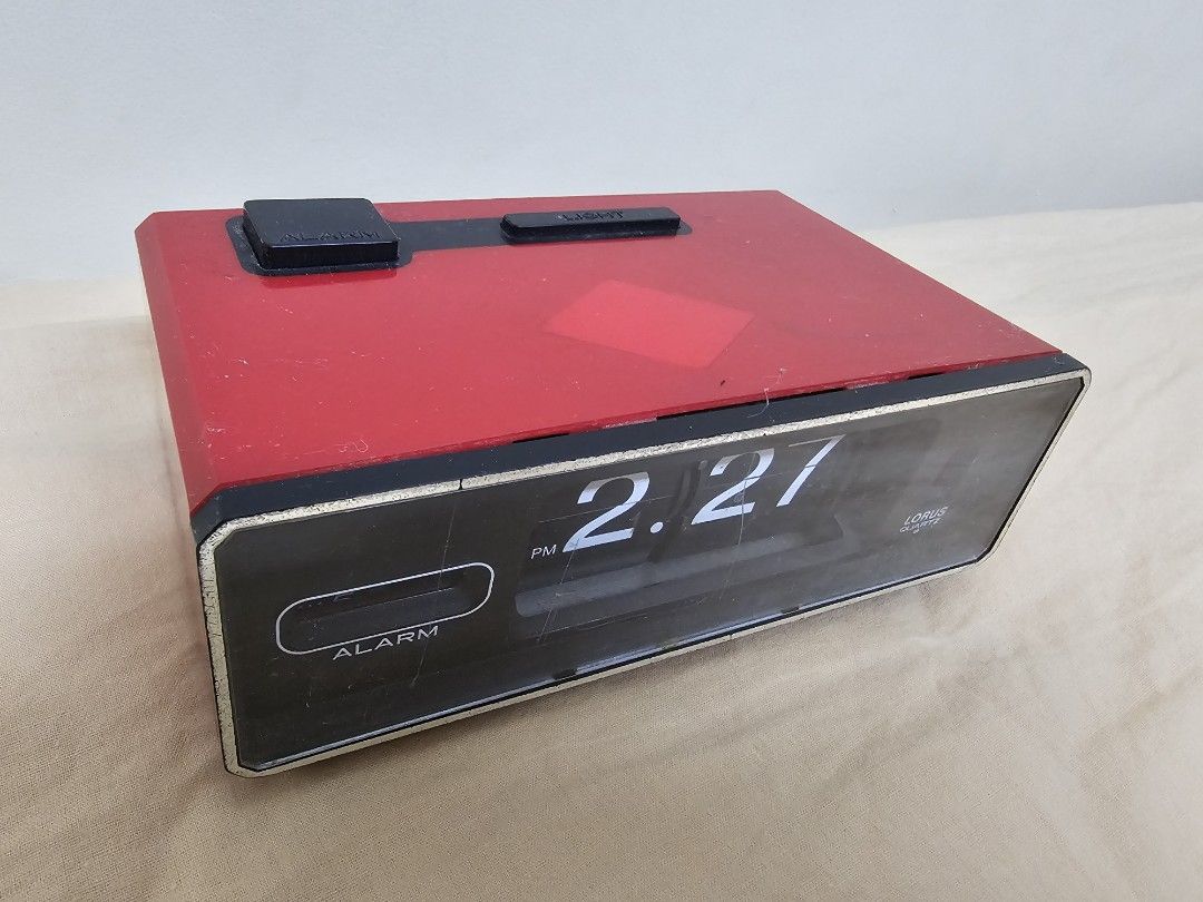 Flip clock (Category: Other Home Appliances) located in Puchong. Submitted by seacamino (Listing ID 1297499718, Image 3). Description: Vintage Seiko Red Flip Alarm Clock QN401T Very rare made in Japan Perfect Working condition bought on 31-1-1982 Very authentic.