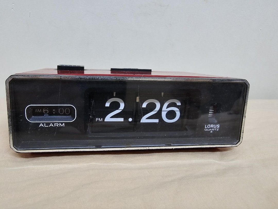 Flip clock (Category: Other Home Appliances) located in Puchong. Submitted by seacamino (Listing ID 1297499718, Image 1). Description: Vintage Seiko Red Flip Alarm Clock QN401T Very rare made in Japan Perfect Working condition bought on 31-1-1982 Very authentic.